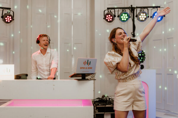 DJ met zangeres, DJ Live music, DJ live vocals, livemuziek bruiloft, feestmuziek, avondfeest, bruiloftfeest
