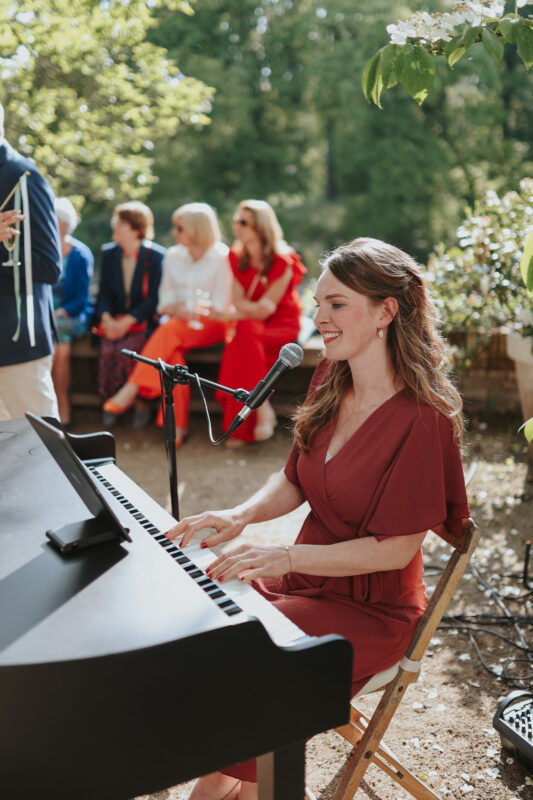 Livemuziek van zangeres Fenna tijdens prive evenement