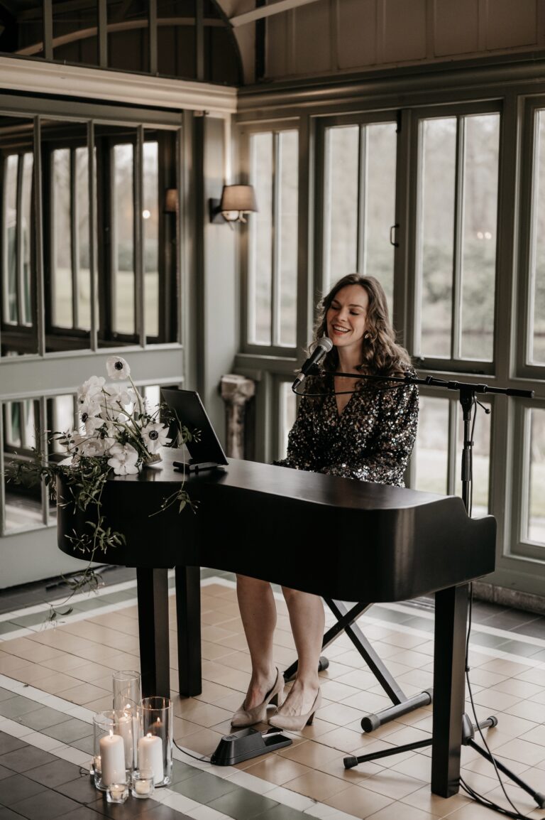 Zangeres Fenna zingt op een bruiloft en evenement