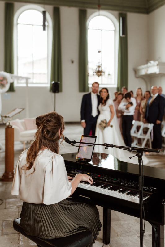 Zangeres Fenna zingt tijdens een kerkelijke ceremonie, kerkdienst livemuziek