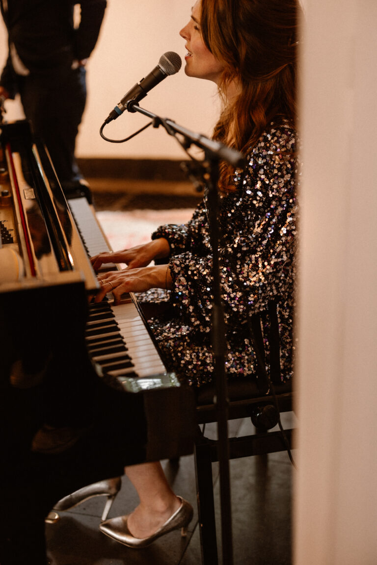 Livemuziek van zangeres Fenna tijdens diner op evenement