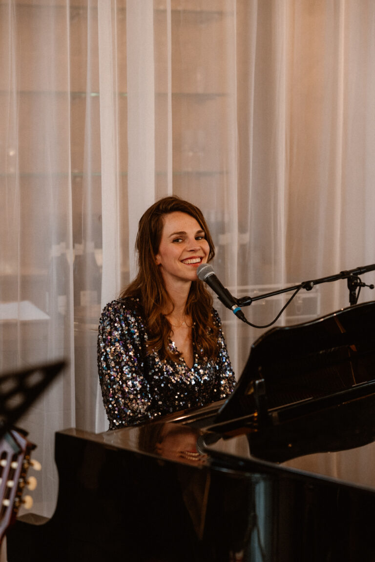 Zangeres Fenna zingt persoonlijke livemuziek op bruiloft, ceremoniemuziek, zangeres ceremonie