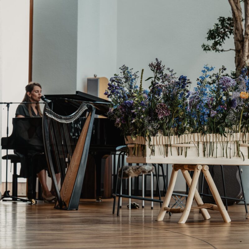 Uitvaartzangeres Fenna zingt persoonlijke livemuziek op een uitvaart, afscheid, crematie